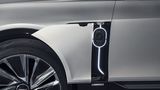 Der Cadillac Lyriq kann an einer Gleichstromstation mit 150 kW betankt werden