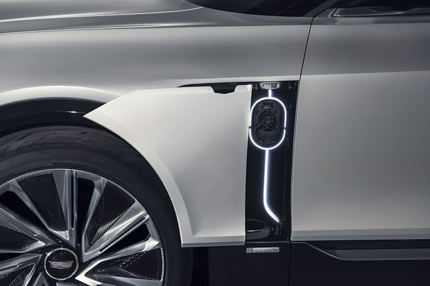 Der Cadillac Lyriq kann an einer Gleichstromstation mit 150 kW betankt werden