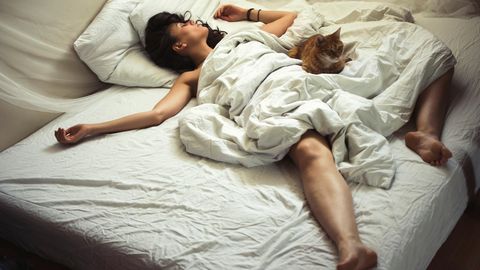 Schlaftipps : Von der DIY-Klimaanlage bis zur Gefriersocke – Die besten Tipps für Ruhe in heißen Nächten