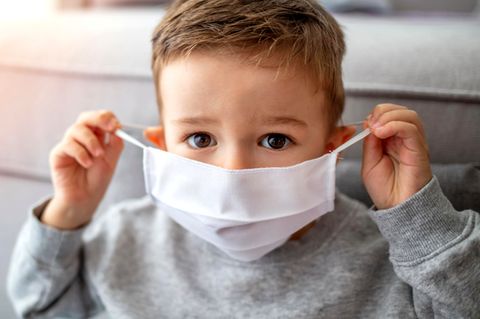 Diskussion um Isolation: Bei Corona-Verdacht: Darf das Gesundheitsamt Kinder "ins Heim stecken"?