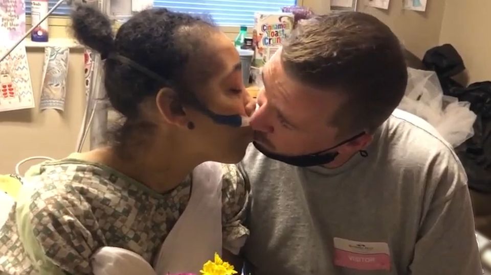 USA: Leukämie-Patientin heiratet auf dem Krankenbett USA: Leukämie-Patientin heiratet auf dem Krankenbett