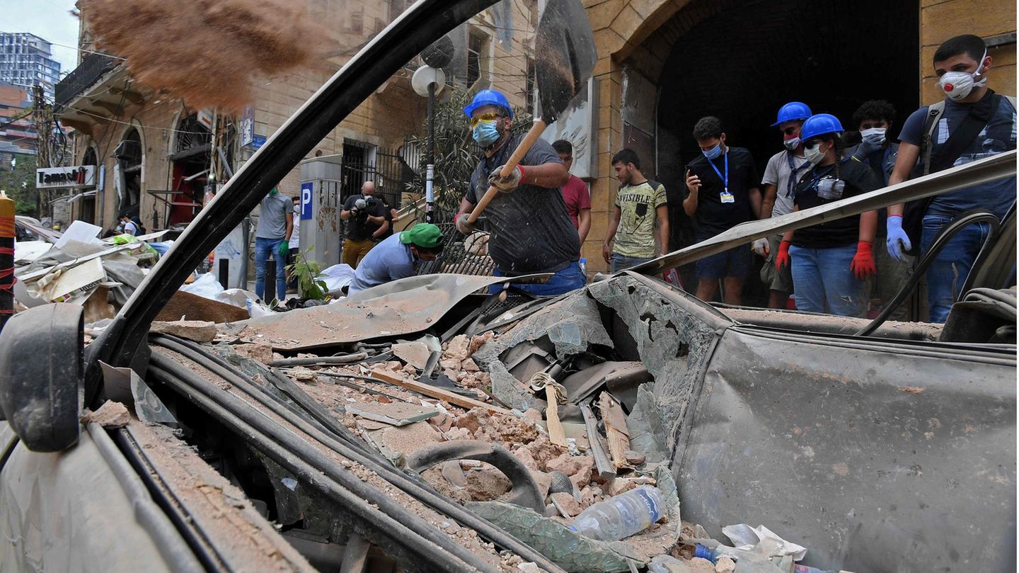 Beirut: Helfer im besonders schwer betroffenen Stadtteil Gemmayzeh räumen Schutt beiseite