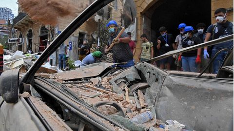 Beirut: Helfer im besonders schwer betroffenen Stadtteil Gemmayzeh räumen Schutt beiseite