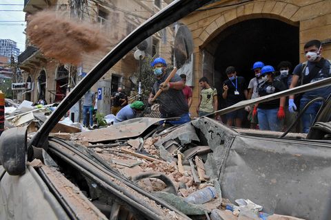 Beirut: Helfer im besonders schwer betroffenen Stadtteil Gemmayzeh räumen Schutt beiseite