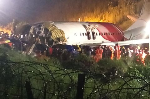 Rettungskräfte an dem verunglückten Flugzeug