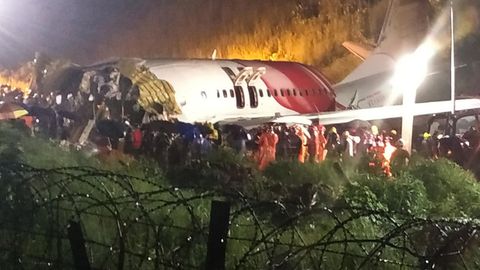 Rettungskräfte an dem verunglückten Flugzeug