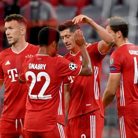 Robert Lewandowski (2.v.r.) jubelt nach seinem Treffer zum 1:0 mit Ivan Perisic (l), Serge Gnabry und Leon Goretzka