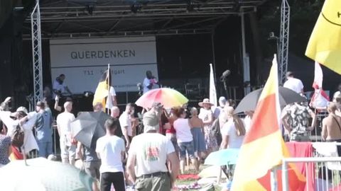 "Querdenken"-Demo zieht durch Stuttgart