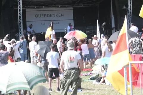 "Querdenken"-Demo zieht durch Stuttgart