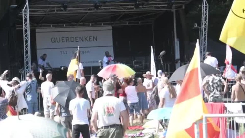 "Querdenken"-Demo zieht durch Stuttgart