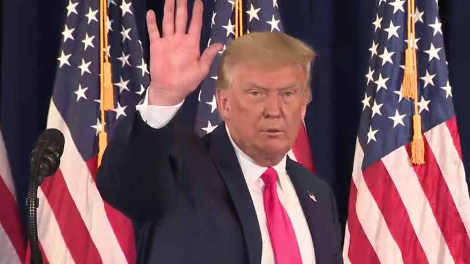 Reporterin stellt Trump unangenehme Fragen – der flüchtet von der Bühne Reporterin stellt Trump unangenehme Fragen – der flüchtet von der Bühne