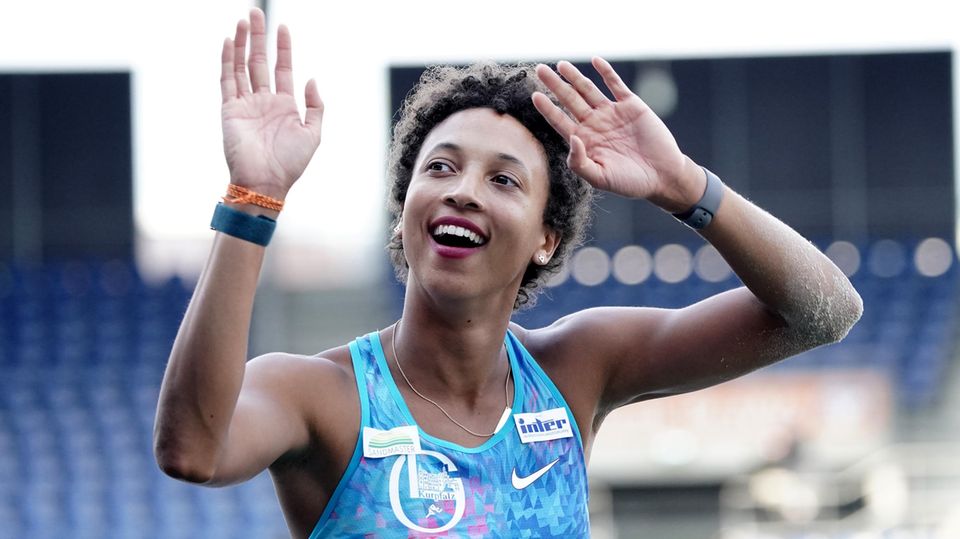 Malaika Mihambo jubelt in Braunschweig über ihre dritte deutsche Meisterschaft im Weitsprung Malaika Mihambo jubelt in Braunschweig über ihre dritte deutsche Meisterschaft im Weitsprung