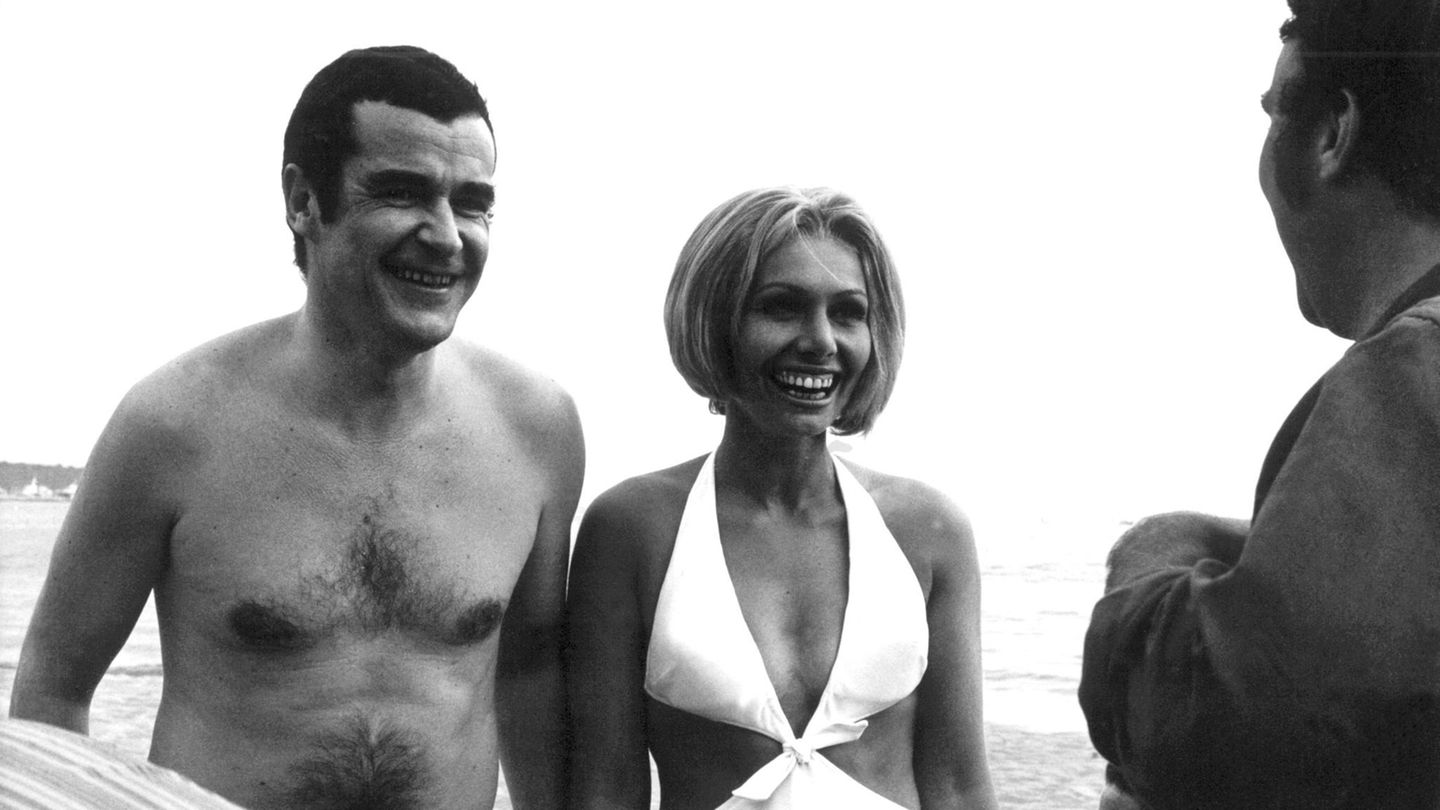 Die deutschen Aufklärer Oswalt Kolle (l.) und Ruth Gassmann nach einem Bad am Strand