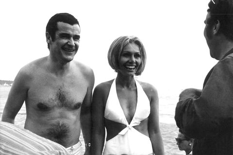 Die deutschen Aufklärer Oswalt Kolle (l.) und Ruth Gassmann nach einem Bad am Strand
