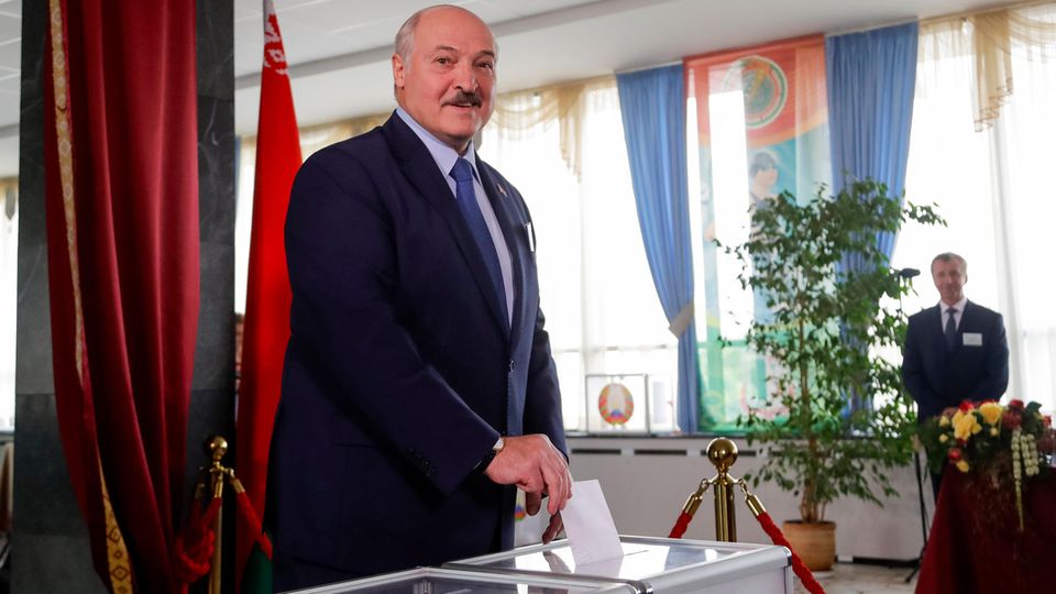 Alexander Lukaschenko bei der Abgabe seines Stimmzettels in der weißrussichen Hauptstadt Minsk