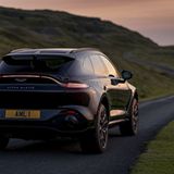 Dank der Höchstgeschwindigkeit von 291 km/h zeigt der Aston Martin DBX den meisten Verkehrsteilnehmern die Rücklichter