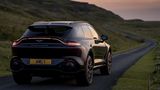 Dank der Höchstgeschwindigkeit von 291 km/h zeigt der Aston Martin DBX den meisten Verkehrsteilnehmern die Rücklichter