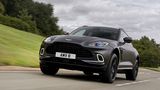 Das Fahrwerk des Aston Martin DBX ist ausgewogen