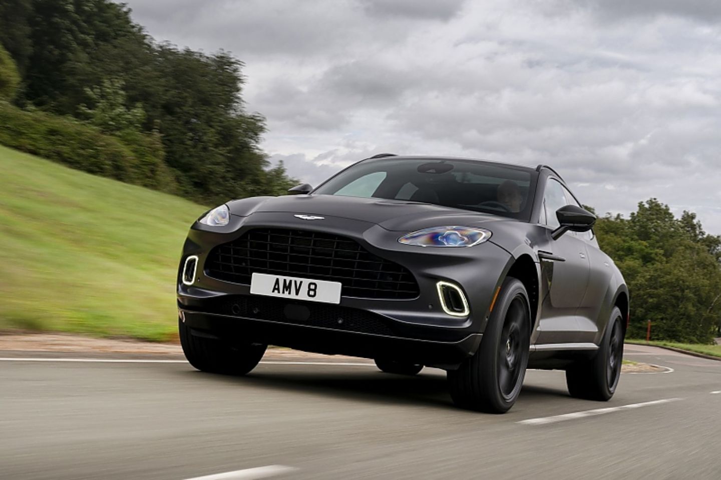 Das Fahrwerk des Aston Martin DBX ist ausgewogen