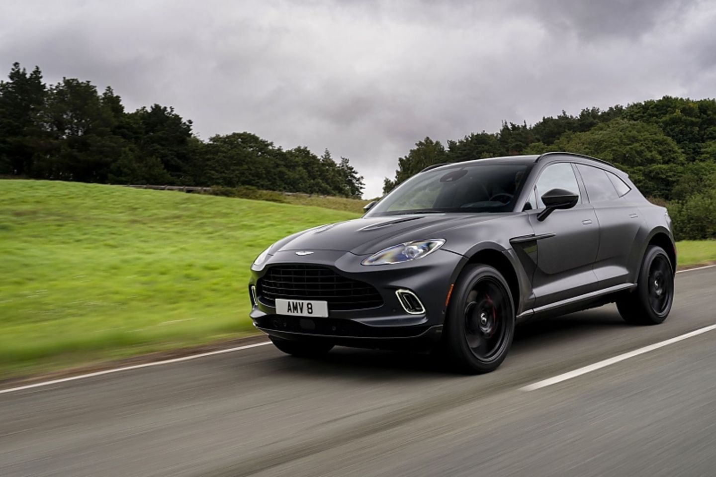 Nach 4,5 Sekunden erreicht der Aston Martin DBX 100 km/h