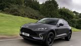 Der Aston Martin DBX erreicht nicht ganz die Agilität des Porsche Cayenne