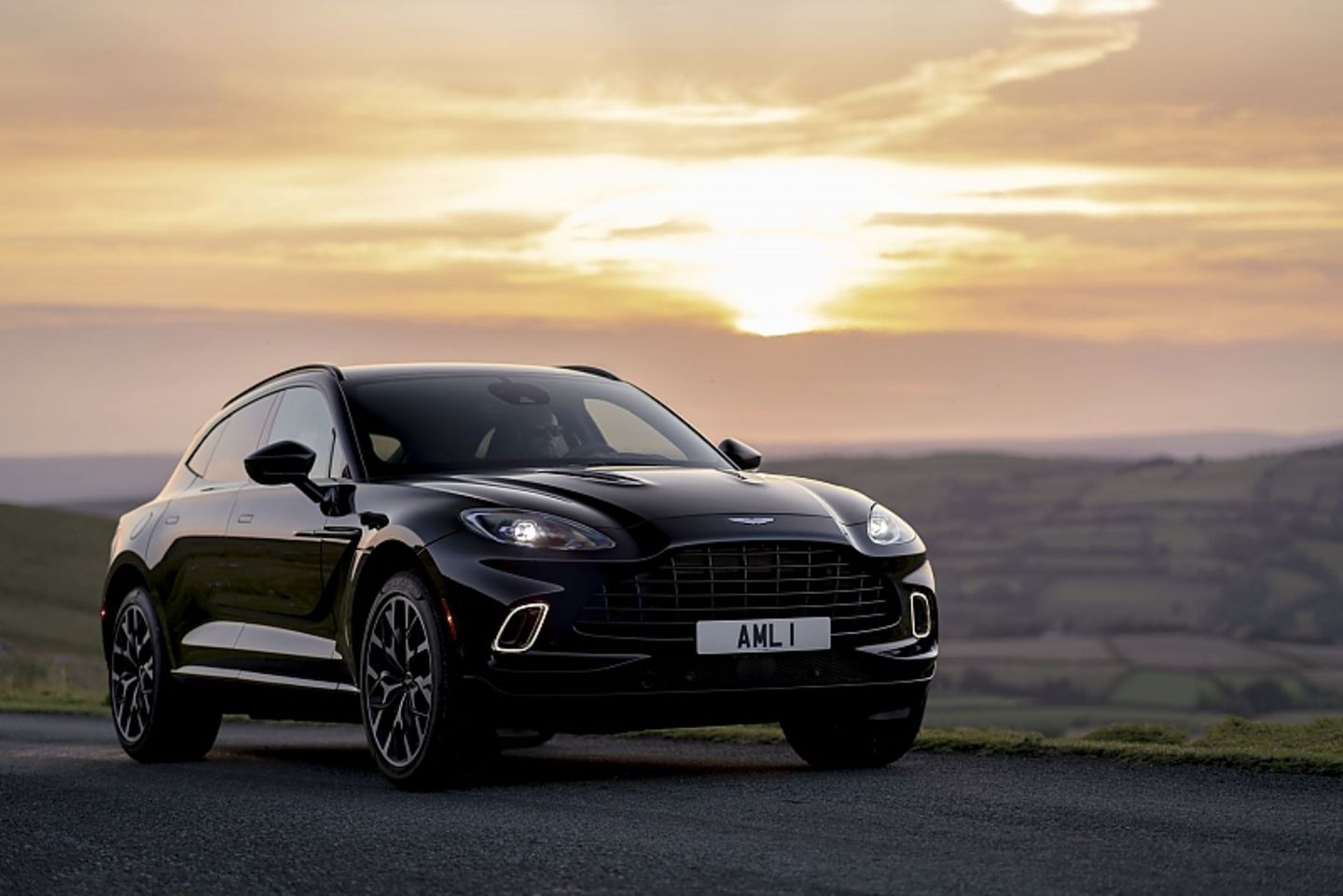 Im Aston Martin DBX finden vier Erwachsene angenehm Platz