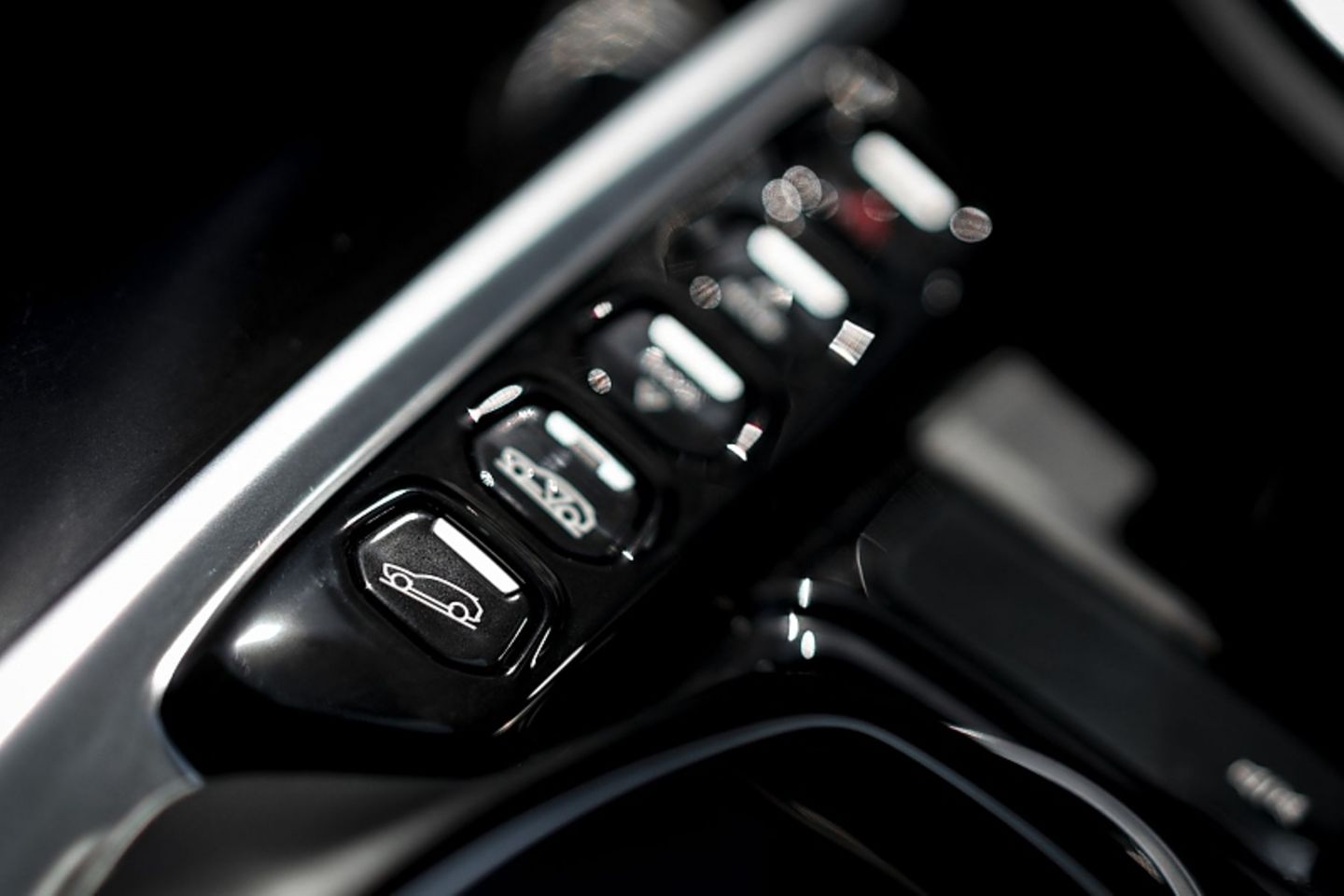 Auch im Gelände steht der Aston Martin DBX seinen Mann