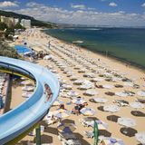 Bulgarien - TEILWEISE REISEWARNUNG  ür Feriengäste aus allen EU-Staaten gibt es seit Mitte Juli keine Quarantänepflicht. Reisende aus Schweden und Portugal müssen allerdings einen negativen Test vorweisen. Das Auswärtige Amt warnt aber wegen der Corona-Zahlen vor touristischen Reisen in einige Regionen Bulgariens, darunter die Touristenhochburg Warna mit dem bei deutschen Party-Touristen beliebten Urlaubsort Goldstrand. Daneben sind Blagoewgrad und Dobritsch betroffen.      Viele große Hotels in den Badeorten am Schwarzen Meer sind ohnehin noch geschlossen, weil es ungewiss ist, mit wie vielen Gästen sie rechnen können. Die bereits geöffneten Hotels haben sich auf Schutzmaßnahmen eingestellt - wie größere Distanz zwischen Tischen und Stühlen. Wegen schnell steigender Fallzahlen sind Mund-Nasen-Masken in gemeinschaftlich genutzten geschlossenen Räumen wieder Pflicht - etwa in Supermärkten, Apotheken, Behörden und Kirchen. Nachtlokale dürfen auch die Innenbereiche öffnen, allerdings auch dort bei einer Platzbesetzung von einem Gast pro Quadratmeter.