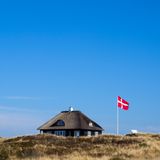 Dänemark  Auch wenn die Dänen neue Reisebeschränkungen für bestimmte europäische Länder wie Belgien und Spanien eingeführt haben, können deutsche Urlauber beim nördlichsten Nachbarn einreisen. Die Bedingung, dass sechs Übernachtungen im Land gebucht sein mussten, wurde mittlerweile abgeschafft - das dürfte vor allem Städtetouristen freuen, die jetzt auch für ein Wochenende nach Kopenhagen reisen können.      Die Zahl der Neuinfektionen in Dänemark ist seit längerem gering, hat zuletzt aufgrund einzelner Ausbrüche etwa in der zweitgrößten Stadt Aarhus aber wieder zugenommen. Restaurants, Cafés und Geschäfte sind landesweit offen. Seit kurzem muss man in öffentlichen Verkehrsmitteln in Dänemark einen Mundschutz tragen.