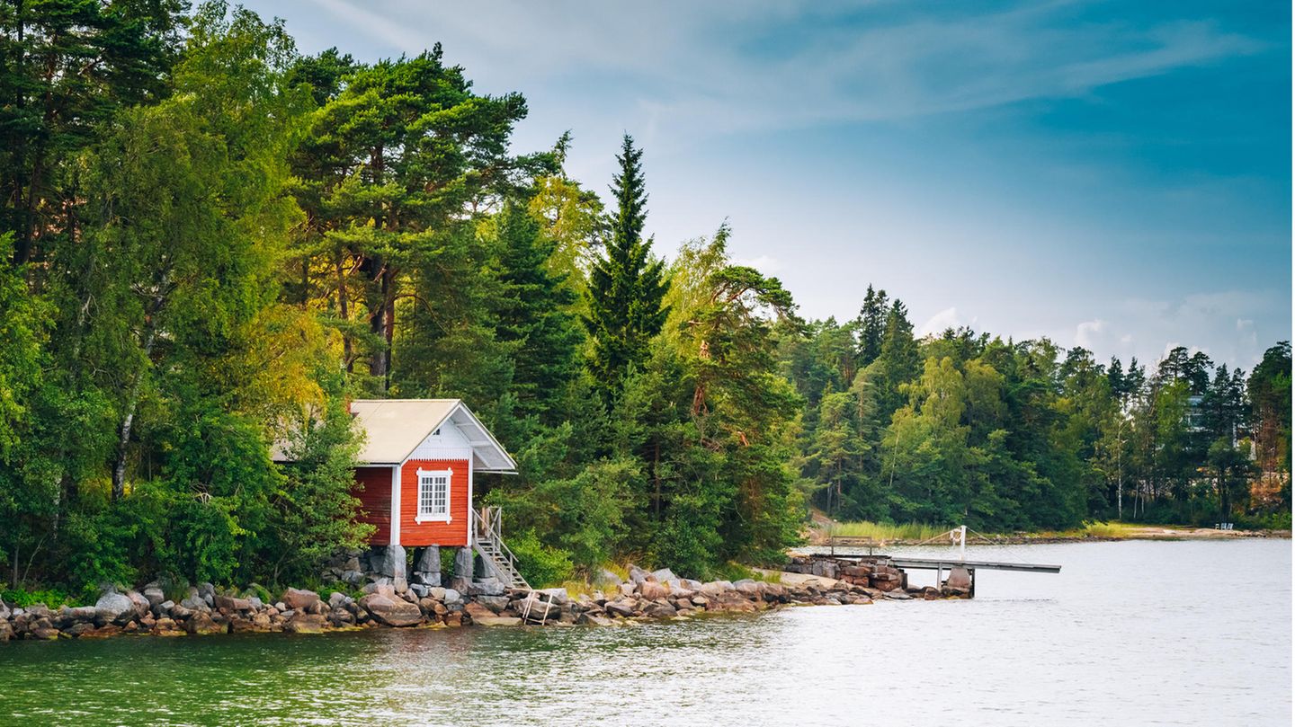 Finnland  Finnland hat europaweit eine der niedrigsten Zahlen an Neuinfektionen. Wegen steigender Infektionszahlen in vielen anderen Ländern haben die Finnen für Deutschland, Dänemark und einige weitere europäische Länder wieder Reisebeschränkungen eingeführt. Das bedeutet, dass Finnland für diese Länder wieder Grenzkontrollen einführt und Reisende aus diesen Staaten aufgerufen werden, für 14 Tage in Quarantäne zu gehen und Kontakte mit anderen Menschen zu vermeiden.      Dem Auswärtigen Amt zufolge gestatten die finnischen Behörden nicht notwendige, touristische Reisen nach Finnland von nun an nicht mehr. Vor dem Hintergrund rät nun auch das deutsche Ministerium von nicht notwendigen, touristischen Reisen nach Finnland ab.
