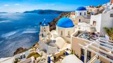 Griechenland  Die Einreise aus den meisten EU-Staaten ist erlaubt. Die griechische Regierung hat nach gestiegenen Infektionszahlen aber umfangreiche Einschränkungen für zahlreiche Urlaubsgegenden sowie Städte angeordnet, zuletzt waren die Halbinsel Chalkidiki und die Jetset-Insel Mykonos darunter. Dort sind Feiern, Partys, religiöse Feierlichkeiten und Wochenmärkte zunächst bis zum 31. August untersagt. Zudem sind Versammlungen von mehr als neun Personen verboten. Alle Bars und Tavernen müssen um 24.00 Uhr schließen. Reisende nach Griechenland müssen sich mindestens 24 Stunden vor der Ankunft elektronisch anmelden und angeben, wo sie vorher waren und wo sie sich aufhalten werden. Es gilt eine Maskenpflicht für alle geschlossenen Einrichtungen.      An den Stränden müssen die Sonnenschirme mindestens vier Meter voneinander stehen. Masken müssen auf Fähren immer getragen werden - auch auf den offenen Decks. Griechenland weist gemessen an seinen 10,5 Millionen Einwohnern eine geringe Zahl von Infektionen mit dem Coronavirus auf. Die Zahl der Infizierten ist zuletzt jedoch schlagartig gestiegen.