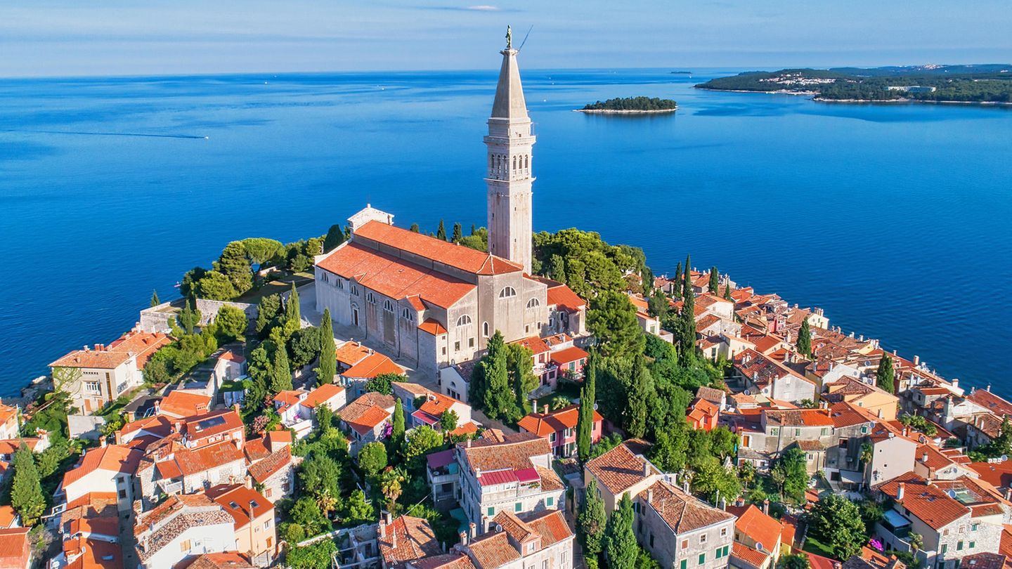 Auslandsurlaub trotz Corona: Kroatien - TEILWEISE REISEWARNUNG Wegen der gestiegenen Zahl von Corona-Neuinfektionen hat das Auswärtige Amt für zwei südliche Verwaltungsbezirke in Kroatien, die sogenannten Gespanschaften ?ibenik-Knin sowie Split-Dalmatien eine Reisewarnung ausgesprochen. Deutsche und Bürger aus anderen EU-Staaten dürfen ohne Nachweis bestimmter Gründe einreisen. Die Reisenden müssen an der Grenze nur erklären, wo sie sich aufhalten werden und wie sie erreichbar sind. Damit sollen sie gefunden werden können, wenn es in ihrer Umgebung neue Corona-Infektionen gibt. Ein entsprechendes Formular kann vor Reiseantritt aus dem Internet heruntergeladen werden. An den Stränden gelten Abstandsregeln, eine Überbelegung soll verhindert werden. In Geschäften und öffentlichen Verkehrsmitteln gilt eine Maskenpflicht. Kroatien - TEILWEISE REISEWARNUNG Wegen der gestiegenen Zahl von Corona-Neuinfektionen hat das Auswärtige Amt für zwei südliche Verwaltungsbezirke in Kroatien, die sogenannten Gespanschaften ?ibenik-Knin sowie Split-Dalmatien eine Reisewarnung ausgesprochen. Deutsche und Bürger aus anderen EU-Staaten dürfen ohne Nachweis bestimmter Gründe einreisen. Die Reisenden müssen an der Grenze nur erklären, wo sie sich aufhalten werden und wie sie erreichbar sind. Damit sollen sie gefunden werden können, wenn es in ihrer Umgebung neue Corona-Infektionen gibt. Ein entsprechendes Formular kann vor Reiseantritt aus dem Internet heruntergeladen werden. An den Stränden gelten Abstandsregeln, eine Überbelegung soll verhindert werden. In Geschäften und öffentlichen Verkehrsmitteln gilt eine Maskenpflicht.