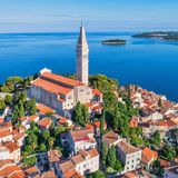 Kroatien - TEILWEISE REISEWARNUNG  Wegen der gestiegenen Zahl von Corona-Neuinfektionen hat das Auswärtige Amt für zwei südliche Verwaltungsbezirke in Kroatien, die sogenannten Gespanschaften ?ibenik-Knin sowie Split-Dalmatien eine Reisewarnung ausgesprochen. Deutsche und Bürger aus anderen EU-Staaten dürfen ohne Nachweis bestimmter Gründe einreisen. Die Reisenden müssen an der Grenze nur erklären, wo sie sich aufhalten werden und wie sie erreichbar sind.      Damit sollen sie gefunden werden können, wenn es in ihrer Umgebung neue Corona-Infektionen gibt. Ein entsprechendes Formular kann vor Reiseantritt aus dem Internet heruntergeladen werden. An den Stränden gelten Abstandsregeln, eine Überbelegung soll verhindert werden. In Geschäften und öffentlichen Verkehrsmitteln gilt eine Maskenpflicht.