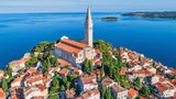 Kroatien - TEILWEISE REISEWARNUNG  Wegen der gestiegenen Zahl von Corona-Neuinfektionen hat das Auswärtige Amt für zwei südliche Verwaltungsbezirke in Kroatien, die sogenannten Gespanschaften ?ibenik-Knin sowie Split-Dalmatien eine Reisewarnung ausgesprochen. Deutsche und Bürger aus anderen EU-Staaten dürfen ohne Nachweis bestimmter Gründe einreisen. Die Reisenden müssen an der Grenze nur erklären, wo sie sich aufhalten werden und wie sie erreichbar sind.      Damit sollen sie gefunden werden können, wenn es in ihrer Umgebung neue Corona-Infektionen gibt. Ein entsprechendes Formular kann vor Reiseantritt aus dem Internet heruntergeladen werden. An den Stränden gelten Abstandsregeln, eine Überbelegung soll verhindert werden. In Geschäften und öffentlichen Verkehrsmitteln gilt eine Maskenpflicht.