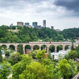 Luxemburg  Die Bundesregierung hat die Reisewarnung für Luxemburg wegen der Corona-Pandemie aufgehoben. An den Grenzen zum Großherzogtum gibt es keine Kontrollen und keine Einreisebeschränkungen. Maskenpflicht gibt es unter anderem im öffentlichen Nahverkehr. In Geschäften und öffentlichen Einrichtungen muss zudem ein Mindestabstand von zwei Metern eingehalten werden. In manchen Bereichen gelten unter Umständen noch strengere Bestimmungen.