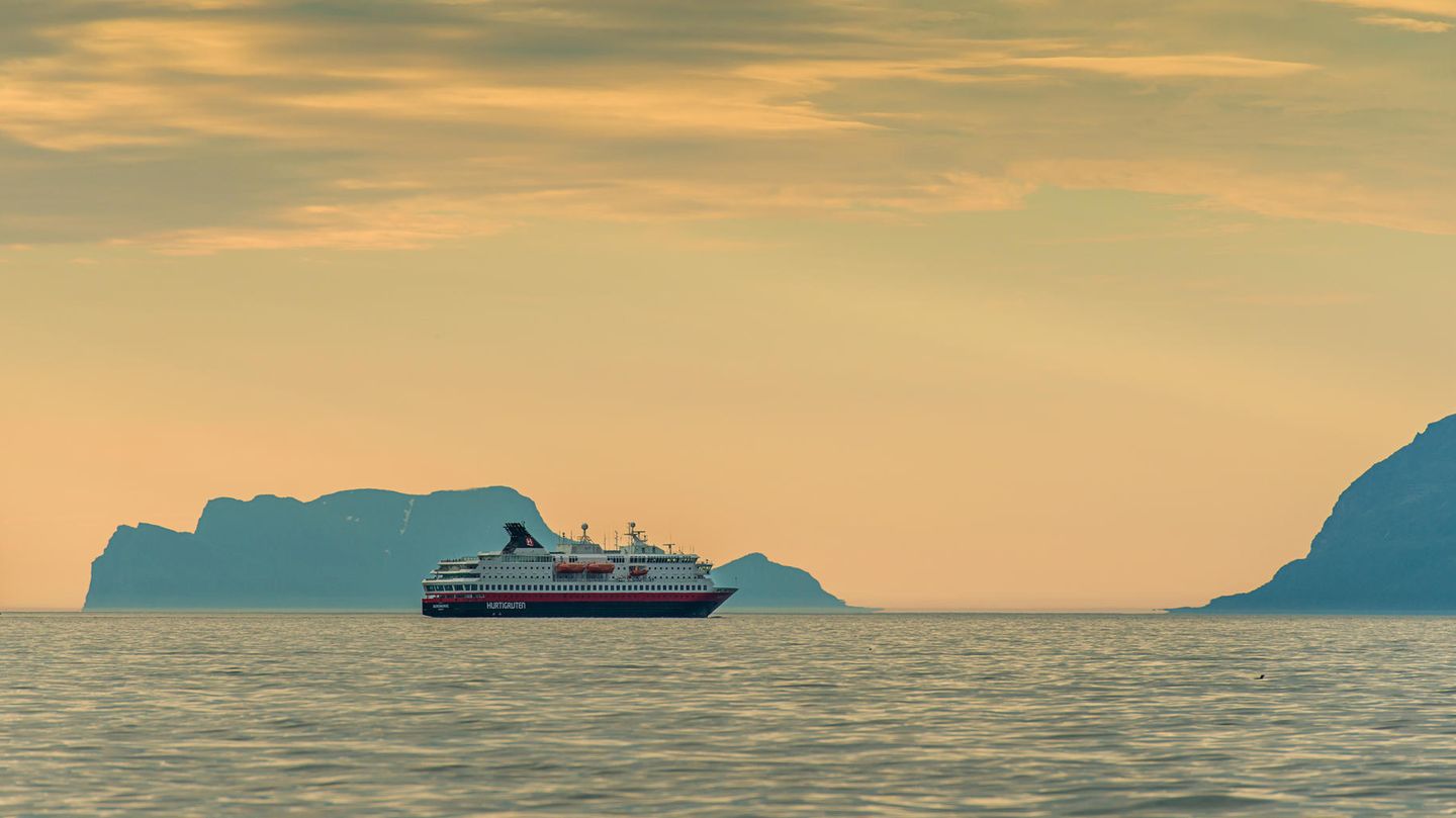 Auslandsurlaub trotz Corona: Norwegen Deutsche Urlauber dürfen in Norwegen wieder quarantänefrei einreisen, auch wenn die Skandinavier für eine ganze Reihe von Staaten wieder Reisebeschränkungen erhoben haben. Für Kreuzfahrten gelten von diesem Dienstag (25.8.) an neue Beschränkungen: Entlang der norwegischen Küste dürfen Schiffe dann mit bis zu 50-prozentiger Passagierauslastung fahren, die Maximalzahl an Personen an Bord liegt dabei bei 200. Anders als in den vergangenen drei Wochen dürfen die Passagiere auch wieder an Land gehen. Diese Regelungen gelten vorerst bis zum 1. November. Norwegen Deutsche Urlauber dürfen in Norwegen wieder quarantänefrei einreisen, auch wenn die Skandinavier für eine ganze Reihe von Staaten wieder Reisebeschränkungen erhoben haben. Für Kreuzfahrten gelten von diesem Dienstag (25.8.) an neue Beschränkungen: Entlang der norwegischen Küste dürfen Schiffe dann mit bis zu 50-prozentiger Passagierauslastung fahren, die Maximalzahl an Personen an Bord liegt dabei bei 200. Anders als in den vergangenen drei Wochen dürfen die Passagiere auch wieder an Land gehen. Diese Regelungen gelten vorerst bis zum 1. November.