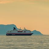 Norwegen  Deutsche Urlauber dürfen in Norwegen wieder quarantänefrei einreisen, auch wenn die Skandinavier für eine ganze Reihe von Staaten wieder Reisebeschränkungen erhoben haben.      Für Kreuzfahrten gelten von diesem Dienstag (25.8.) an neue Beschränkungen: Entlang der norwegischen Küste dürfen Schiffe dann mit bis zu 50-prozentiger Passagierauslastung fahren, die Maximalzahl an Personen an Bord liegt dabei bei 200. Anders als in den vergangenen drei Wochen dürfen die Passagiere auch wieder an Land gehen. Diese Regelungen gelten vorerst bis zum 1. November.