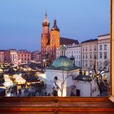 Polen  Das Land hat seine Grenzen zu allen EU-Nachbarländern geöffnet. Einreisende EU-Ausländer und Polen müssen nicht in Quarantäne. Hotels, Einkaufszentren sowie Restaurants und Cafés sind geöffnet. Das gleiche gilt für Friseursalons und Kosmetikstudios. Auch Schwimmbäder und Fitnessstudios sind in den meisten Regionen in Betrieb.      Angesichts eines wieder wachsenden Infektionsgeschehens, besonders im Süden und Südosten des Landes, können Fitnessstudios allerdings regional geschlossen werden, wenn das Gesundheitsamt dies empfiehlt. In Polen gilt eine Maskenpflicht in öffentlichen Verkehrsmitteln, in Restaurants, Geschäften und Museen. Die Zugverbindungen zwischen Deutschland und Polen laufen planmäßig. Seit einigen Wochen fliegt die polnische Fluglinie Lot wieder Ziele im Ausland an, darunter auch Hamburg, Frankfurt und Berlin.