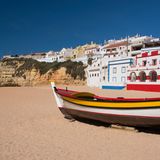 Portugal  Für Deutsche gibt es keine Einreisebeschränkungen. Besucher müssen aber Angaben unter anderem zum Zielort und zur Erreichbarkeit während des Aufenthalts im Land machen. Zudem wird die Körpertemperatur gemessen. Portugal galt lange Zeit als eines der Länder Europas, die vergleichsweise gut und mit geringen Ansteckungs- sowie Opferzahlen durch die Krise gekommen waren.      Seit einigen Wochen wird aber eine Zunahme der Neuinfektionen vor allem im Großraum Lissabon verzeichnet, wenn sich die Lage dort zuletzt auch wieder leicht entspannt hat und der Lockdown in mehreren - von Touristen weniger besuchten - Vororten der Hauptstadt aufgehoben wurde. Es besteht keine generelle Maskenpflicht auch im Freien, aber immer mehr Städte und Regionen wie etwa Madeira haben das regional angeordnet.