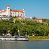 Slowakai  Deutsche können ohne Einschränkungen einreisen. Nur für Transitreisen aus Risikostaaten gibt es Quarantänevorschriften, deren Nichteinhaltung bestraft wird. Das Land war vom Coronavirus kaum betroffen und hat deshalb die meisten anfangs sehr strengen Corona-Schutzmaßnahmen wieder gelockert.      Weiter ist in öffentlichen Verkehrsmitteln und im Inneren von Geschäften ein Mund-Nasen-Schutz zu tragen, in Lokalen nur beim Rein- und Rausgehen. In Warteschlangen etwa an Kassen ist ein Zwei-Meter-Abstand empfohlen. Bei Kulturveranstaltungen kümmern sich die Veranstalter um ausreichenden Abstand zwischen den Zuschauern.