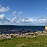 Schweden  Die Schweden haben ihre lange Zeit verhältnismäßig hohen Todes- und Infektionszahlen mittlerweile einigermaßen in den Griff bekommen. Trotzdem ist die Zahl der Neuinfektionen immer noch höher als in Deutschland. Dies sorgt unter anderem dafür, dass sie innerhalb Skandinaviens und Europas nicht so freizügig reisen können wie manch andere. Die schwedischen Grenzen sind für EU-Bürger dagegen offen - die Anreise per Flugzeug, Fähre oder Auto über die Öresundbrücke zwischen Kopenhagen und Malmö ist möglich, und auch innerhalb des Landes gibt es keine Beschränkungen.