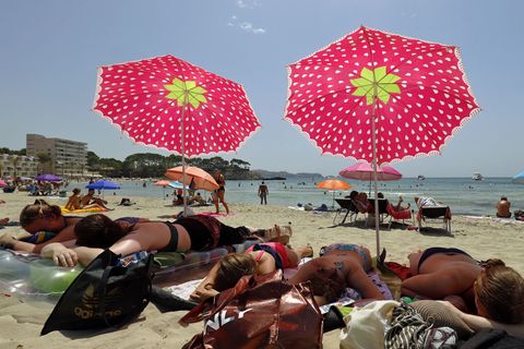 Spanien - REISEWARNUNG  Urlauber aus der EU und den Schengenstaaten dürfen weiter unbegrenzt nach Spanien einreisen. Wegen wieder gestiegener Corona-Zahlen hat Deutschland das Land mit Ausnahme der Kanaren jedoch zum Risikogebiet erklärt und eine Reisewarnung auch für die beliebte Ferieninsel Mallorca ausgesprochen. Reiseveranstalter sagten daraufhin Pauschalreisen nach Mallorca und andere Regionen ab. Für Rückkehrer aus Risikogebieten gilt generell schon seit einigen Wochen, dass sie sich beim Gesundheitsamt melden müssen. Zudem gibt es eine Testpflicht bei der Heimkehr.      Wer trotzdem noch nach Spanien will, sollte beachten, dass man vor der Reise ein Online-Formular ausfüllen sollte und dann einen QR-Code erhält, der bei der Einreise per Flugzeug vorzuweisen ist. Im Land selbst gelten strenge Corona-Regeln wie etwa Maskenpflicht nicht nur in geschlossenen öffentlichen Räumen, sondern auch im Freien, Abstandsregeln sowie Beschränkungen der Gästezahlen in Restaurants und anderen Einrichtungen. Zudem gilt ein Rauchverbot im Freien, wenn der Sicherheitsabstand zu Fremden nicht eingehalten werden kann. Ein Nachtleben gibt es praktisch kaum noch, nachdem Clubs, Diskotheken, Live-Musik und andere Lokale schließen mussten. Manche kleinere Gebiete in Kastilien-León und Murcia sind wegen lokaler Ausbrüche abgeriegelt.