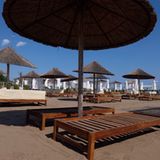 Türkei - TEILWEISE REISEWARNUNG  Die Bundesregierung hat kürzlich die Reisewarnung für die wichtigsten Urlaubsgebiete in der Türkei aufgehoben - und zwar für die Provinzen Aydin, Izmir, Mugla und Antalya. Für den Rest des Landes gilt die Reisewarnung des AA voraussichtlich weiter bis zum 31. August. Alle, die aus der Türkei nach Deutschland zurückreisen, müssen bei der Ausreise einen negativen Corona-Testnachweis vorlegen, der nicht älter als 48 Stunden sein darf.      Begründet wurde die teilweise Aufhebung mit der relativ niedrigen Zahl von Neuinfektionen in diesen Gebieten und dem "speziellen Tourismus- und Hygienekonzept", das die türkische Regierung entwickelt hat. Mit Blick auf das ganze Land sind die täglichen Fallzahlen allerdings kürzlich wieder gestiegen. Der Tourismus ist einer der wichtigsten Wirtschaftszweige für das Land.