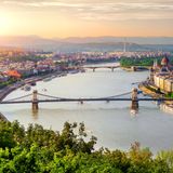 Ungarn  eutsche Urlauber können ohne Einschränkungen einreisen, wenn sie ihre Reise in einem Land antreten, das als sicher in Hinblick auf die Pandemie eingestuft ist. Das trifft auf Deutschland und die meisten EU-Staaten zu. Der Transit durch Ungarn ist in jedem Fall möglich, diese Reisenden dürfen aber von bestimmten Transitkorridoren nicht abweichen und müssen das Land in maximal 24 Stunden verlassen.      In Ungarn haben die meisten Hotels, Restaurants und Bars wieder geöffnet. In öffentlichen Verkehrsmitteln, Taxis und Geschäften gilt eine Maskenpflicht. Zudem sind Abstandsregeln zu beachten. Die Regierung erwägt vom 1. September an Einreisebeschränkungen für Personen, die aus den südlichen Nachbarländern kommen.