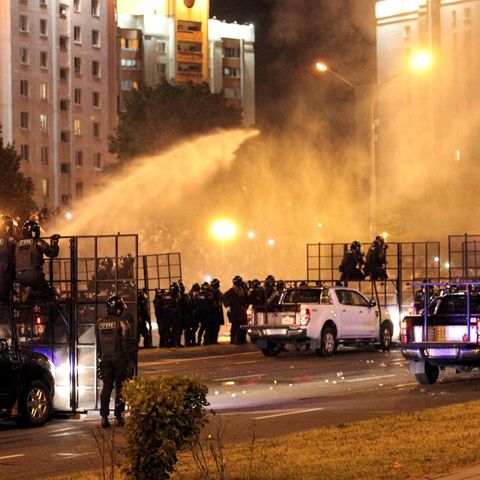 Die Polizei geht mit Wasserwerfern gegen Demonstranten in der Hauptstadt Minsk vor