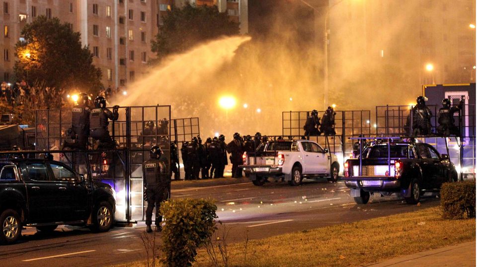 Die Polizei geht mit Wasserwerfern gegen Demonstranten in der Hauptstadt Minsk vor