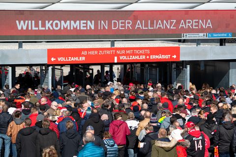 Fußballfans drängeln vor den Eingängen der Allianz Arena in München