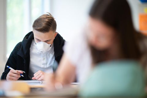 Oberstufenschüler mit Maske