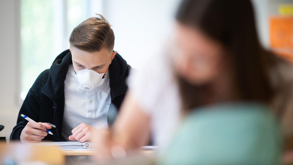 Oberstufenschüler mit Maske