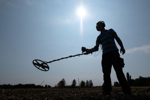 Mann findet Schatz mit Metalldetektor